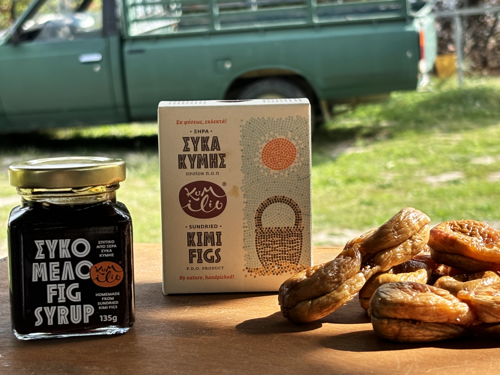 Askada, getrocknete Kymi-Feigen und Feigensirup von Kumilio vor einem grünen Pickup auf dem Grundstück in Kymi.