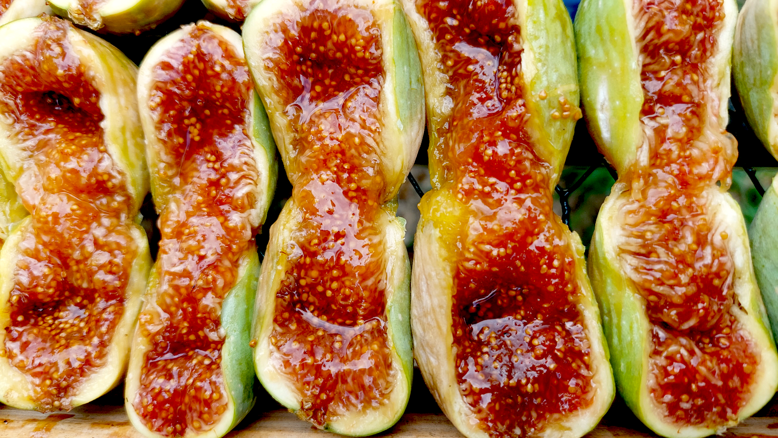 Geöffnete Kymi-Feigen mit sichtbar rotem Fruchtfleisch.
